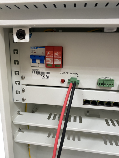 Sistema de Alimentación 24 horas con iluminación nocturna de farola. Total de Energía 480 W. 26 Wh max mas de 18 horas