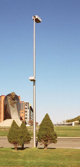 Baculo de 4 m diametro en la punta 60 mm, espesor 3 mm. Incluye base y pernios incluidos.